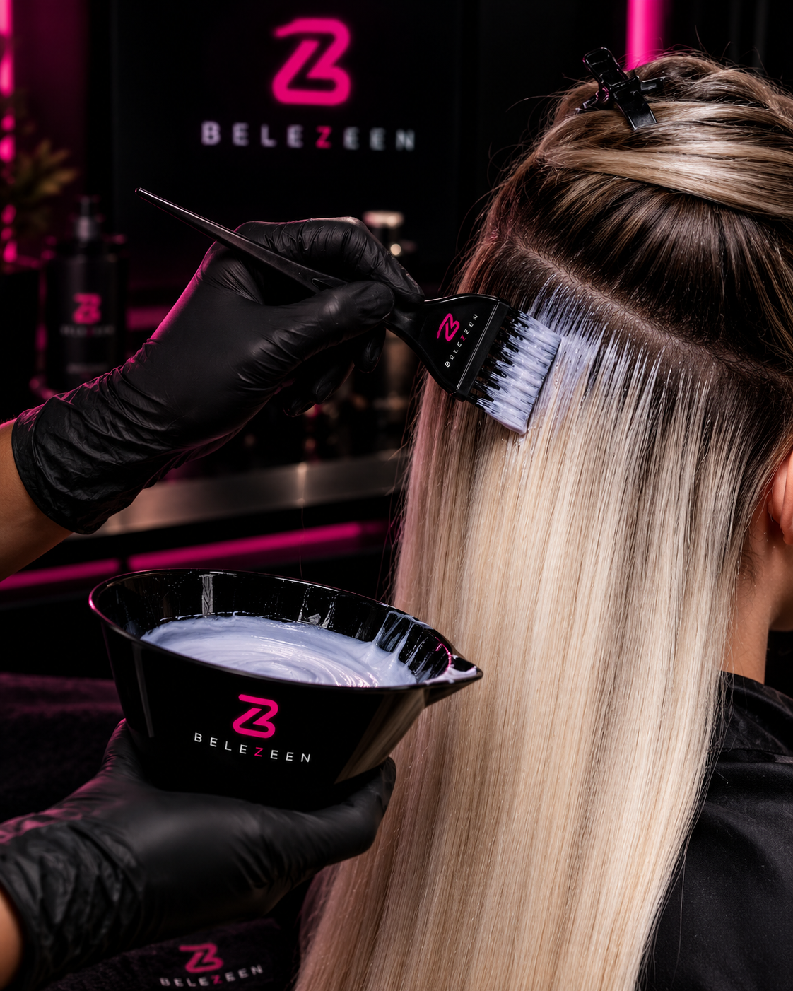 Profissional aplicando coloração em cabelo loiro com itens da linha Belezeen
